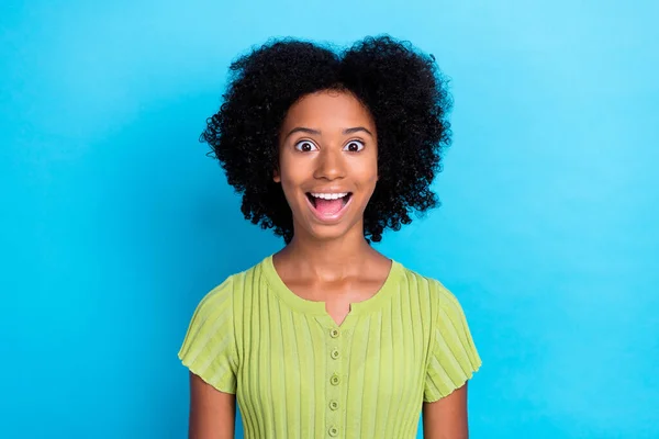 Photo Cheerful Ecstatic Girl Perming Coiffure Dressed Green Shirt Speechless — Stock Photo, Image