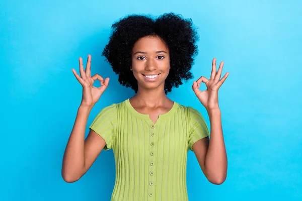 Retrato Menina Satisfeita Otimista Com Cabelo Ondulado Desgaste Shirt Verde — Fotografia de Stock