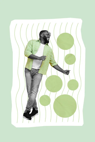 垂直創造的な写真コラージュ写真面白いファンキーな陽気な満足男ダンス楽しい緑の色の背景に隔離されている — ストック写真