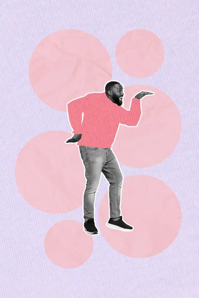 満足した肯定的な男の垂直創造的な写真のコラージュピンク漫画のセーターダンス楽しいパステルカラーの背景に孤立している — ストック写真