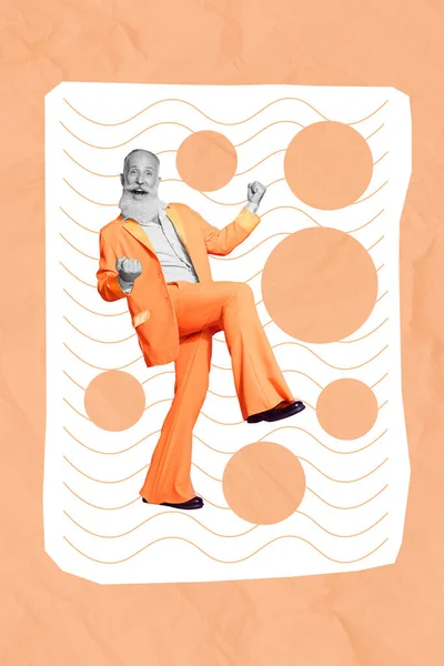 歳の男性のコラージュ写真バナーは ベージュの背景に隔離されたテーマ別のレトロパーティー招待状をオレンジ色のヒップスターの機械の衣装を着用するまで拳を上げる — ストック写真