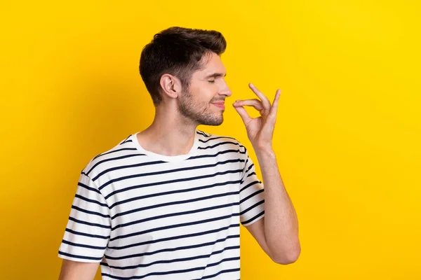 Profilbilde Fornøyd Ungdom Med Lukkede Øyne Armfingre Viser Gourmetgester Isolert – stockfoto