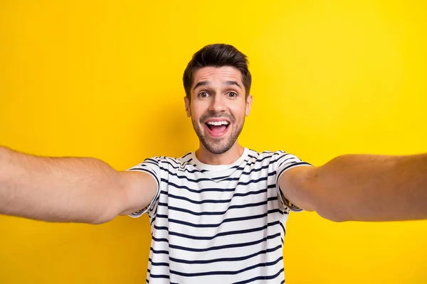 感動的な陽気な人の写真作る自画撮り記録ビデオ通話オープン口を黄色の色の背景に隔離 — ストック写真