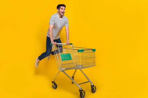 ファンキーな印象的な男の完全な長さの写真白いTシャツジャンプ高楽しい小売ショッピング孤立した黄色の色の背景 — ストック写真