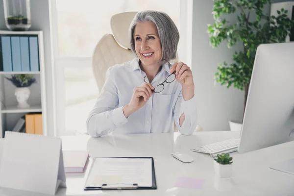 聪明而快乐的金融家的画像 坐在椅子上的女士手拿着眼镜 想象着灵感明亮的办公室工作站在室内 — 图库照片