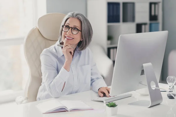 Porträtt Sinnade Intelligenta Äldre Dam Företag Grundare Sitta Stol Hålla — Stockfoto