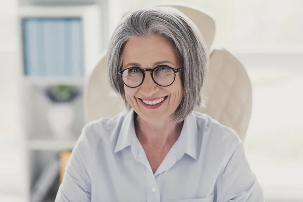 Photo Portrait Mature Senior Woman Employee Experience Expert Toothy Beaming — Stock Photo, Image