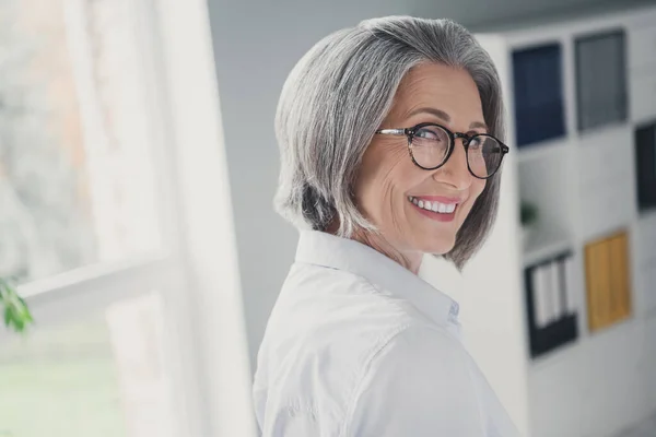 明るいフレンドリーな高齢者の女性のプロフィール写真あなたは笑顔広々とした明るい現代的なオフィス内 — ストック写真