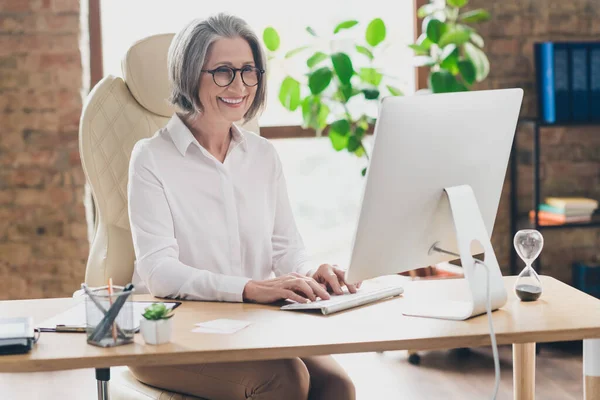 积极聪明的女性营销专家坐在椅子键盘上输入电子邮件 在室内协同工作 — 图库照片