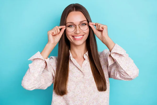 Foto Bonito Jovem Mulher Toque Óculos Onda Desgaste Camisa Óculos — Fotografia de Stock