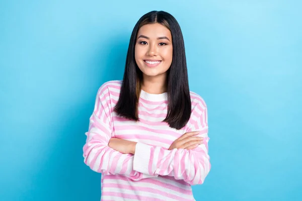 写真の光沢のある自信のある若い女性の服ストライプセーター腕折り畳まれた笑顔孤立した青の色の背景 — ストック写真