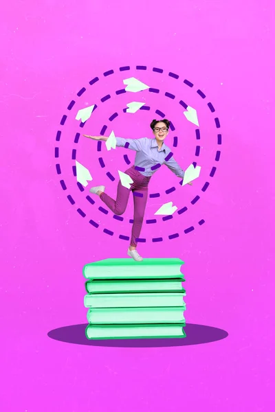 兴奋而快乐的女孩站在大堆书堆上的垂直拼贴肖像 用紫色背景隔开飞行的纸飞机 — 图库照片