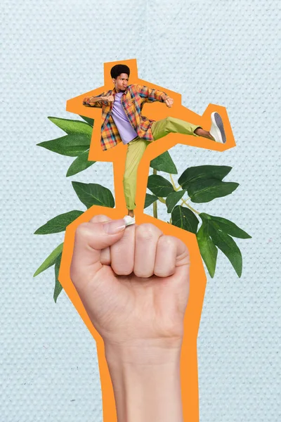 エコ活動家のコラージュ写真若い学生の男は 世界的な汚染プラスチックとの戦いを身に着けている花が成長させることが描かれた背景に隔離された拳滞在 — ストック写真