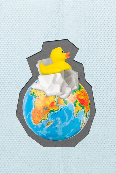 Conceito Colagem Mundo Problemas Ecológicos Amarelo Borracha Pato Natação Mundo — Fotografia de Stock