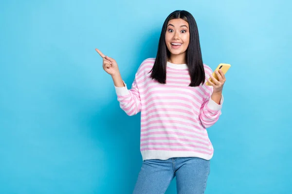 Photo Shocked Amazed Lady Wear Striped Sweater Typing Modern Gadget — Stock Photo, Image