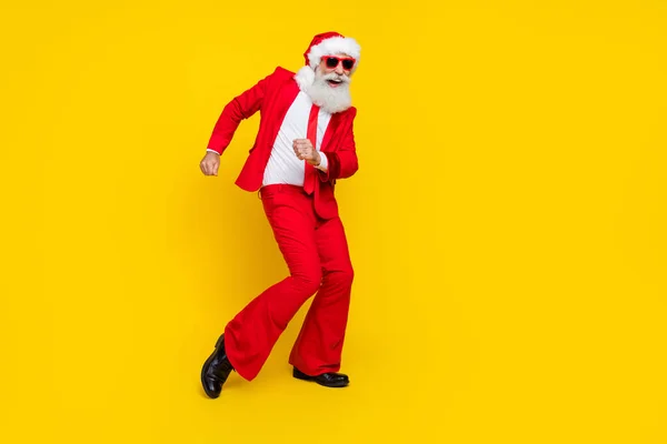 Müthiş Havalı Noel Baba Nın Tam Boy Fotoğrafı Kırmızı Smokin — Stok fotoğraf