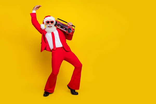 Havalı Noel Babanın Tam Boy Fotoğrafı Kırmızı Smokin Giyip Boş — Stok fotoğraf