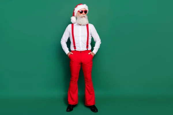 Full Längd Foto Cool Funky Pensionerad Man Klädd Xmas Kostym — Stockfoto