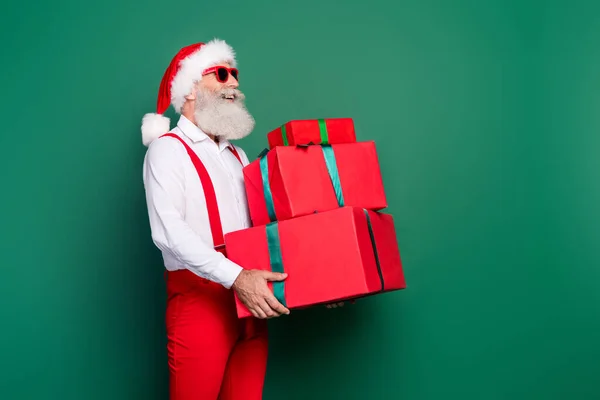 Foto Van Schattige Dromerige Man Gekleed Kerstmis Kostuum Met Geschenken — Stockfoto