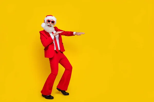 Πλήρης Φωτογραφία Του Χαρούμενου Αστείο Συνταξιούχος Φορούν Κόκκινο Σμόκιν Claus — Φωτογραφία Αρχείου