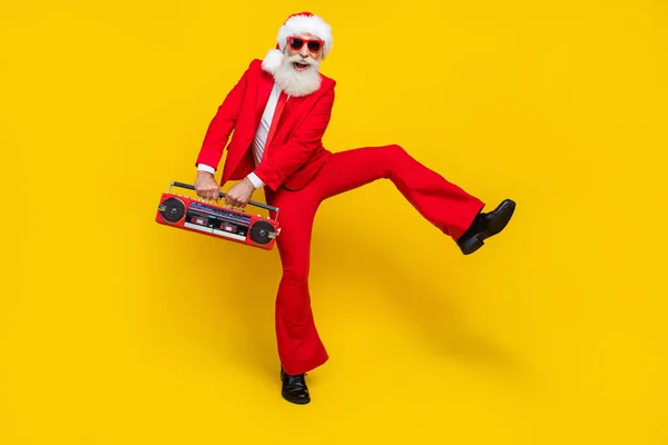 Πλήρης Φωτογραφία Του Αστείου Θετική Συνταξιούχος Φορούν Κόκκινο Σμόκιν Claus — Φωτογραφία Αρχείου