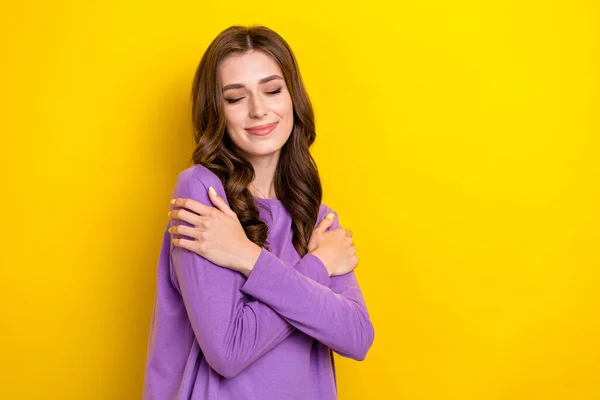 Zdjęcie Marzycielski Słodka Dziewczyna Ubrana Fioletowy Pullover Przytulając Się Zamknięte — Zdjęcie stockowe