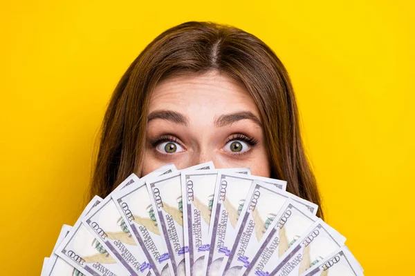 Dolarları Tutan Heyecanlı Komik Kızın Fotoğrafı Yelpaze Ağzı Kapalı Izole — Stok fotoğraf