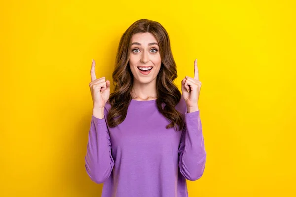 Foto Joven Mujer Excitada Funky Usar Dedos Jersey Púrpura Señalando —  Fotos de Stock