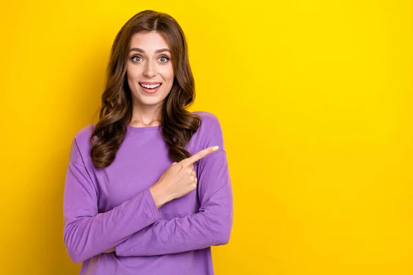 Photo Young Unexpected Reaction Woman Wear Purple Jumper Finger Point — Stock Photo, Image