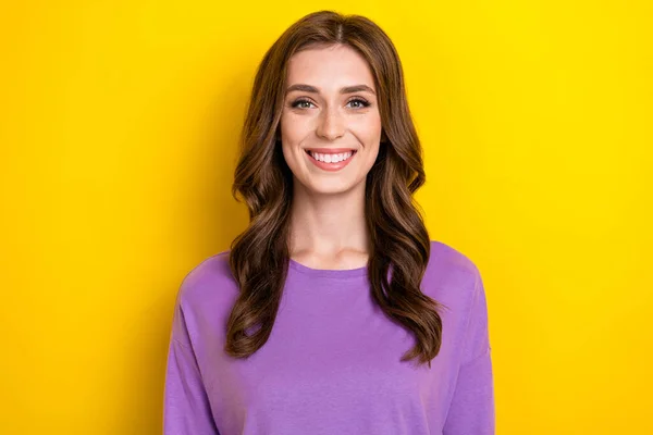 照片上 年轻而满意的可爱女人 穿着紫色连衣裙 在明亮的黄色背景下与牙医隔离后 微笑着 — 图库照片