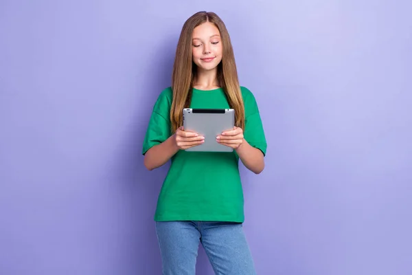 かなり濃縮された女性の学校の子供の写真は 近代的なデバイスガジェットを保持する紫色の背景に隔離された宿題演習を行う — ストック写真