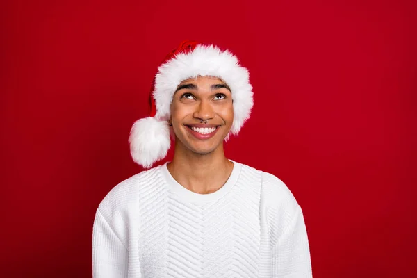Foto Jovem Papai Noel Cara Usar Chapéu Engraçado Radiante Sorriso — Fotografia de Stock