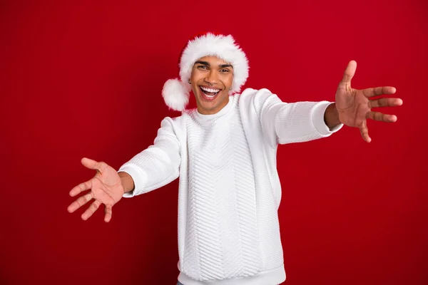 Zdjęcie Młody Zabawny Pozytywny Podekscytowany Człowiek Warsztaty Santa Claus Nosić — Zdjęcie stockowe