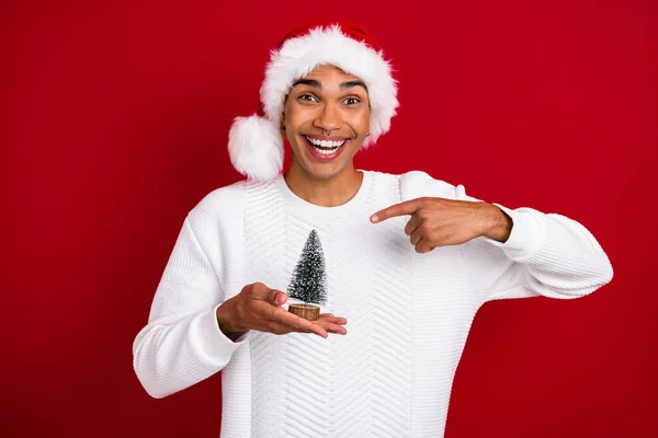 Foto Von Funky Weihnachtsmann Aufgeregt Mann Tragen Weißen Pullover Finger — Stockfoto