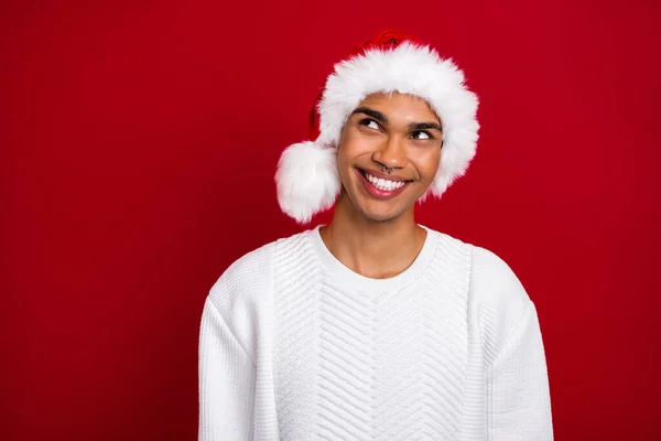 Φωτογραφία Του Νεαρού Toothy Ακτινοβολούν Χαμογελώντας Ονειρεύονται Φορούν Χριστούγεννα Άγιος — Φωτογραφία Αρχείου