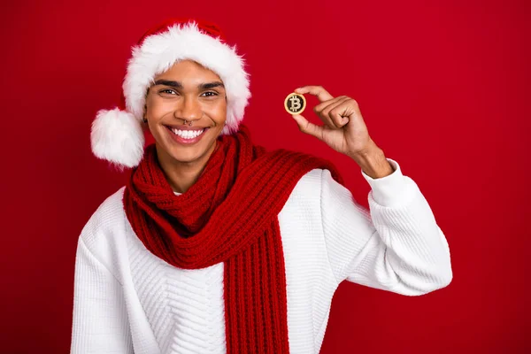 Foto Divertido Positivo Tipo Radiante Dentado Usar Sombrero Santa Claus —  Fotos de Stock