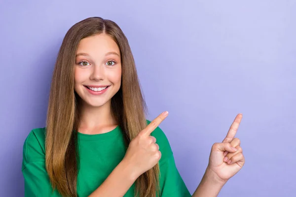 Photo Positive Cheerful Girl Two Arm Direct Empty Space Cool — Stock Photo, Image