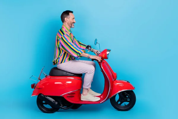Profil Tarafı Fotoğrafı Sakallı Olgun Mutlu Bir Adamın Motosiklet Sürüşü — Stok fotoğraf