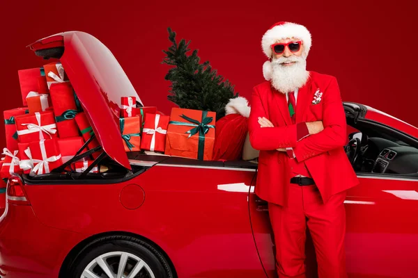 Foto Funky Fiducioso Babbo Natale Sorridente Auto Cavallo Consegna Natale — Foto Stock