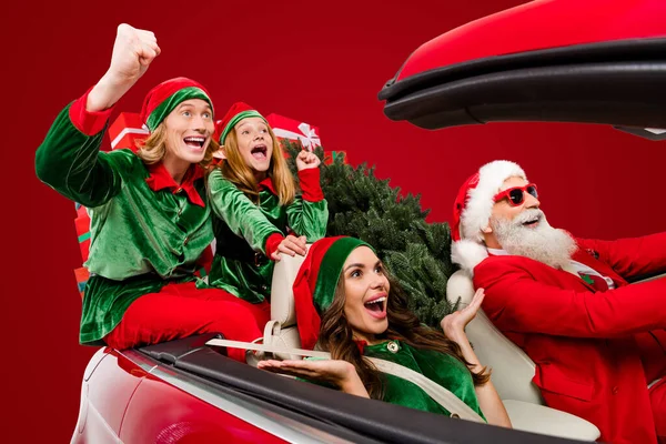 Photo Mas Delivery People Ride Car Deliver Tree Gifts Rejoice — Stock Photo, Image