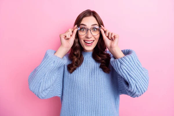 兴奋的好心情的画像卷发女人戴着新眼镜的好视力漂亮的眼镜令人惊讶的便宜的价格与粉红的背景隔离 — 图库照片