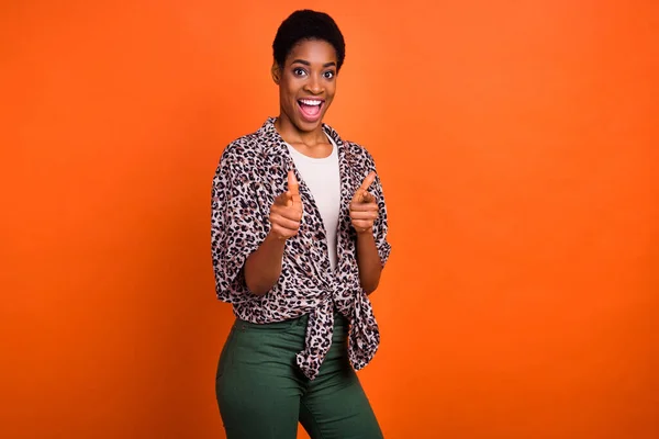 Portrét Pozitivní Vtipné Osoby Označují Prst Fotoaparát Izolované Oranžovém Pozadí — Stock fotografie