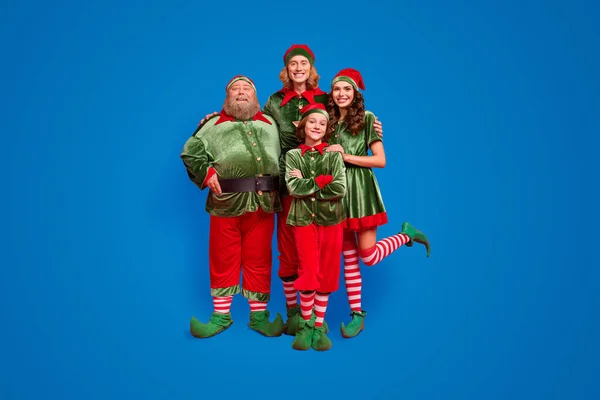 Foto Voller Größe Von Weihnachtsmann Familie Menschen Andere Form Umarmung — Stockfoto
