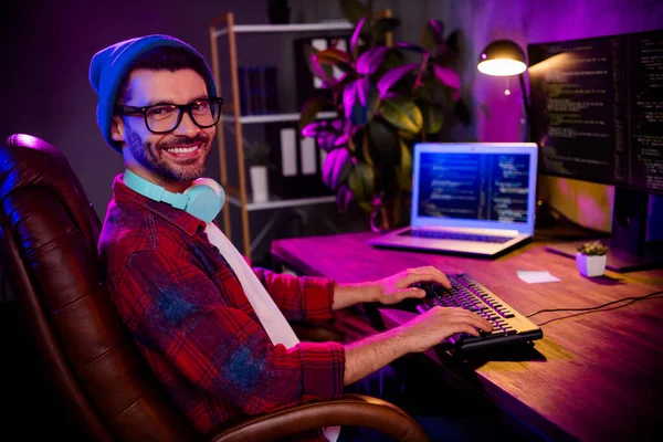 Photo Happy Smiling Programmer Wear Spectacles Hat Creating Software Modern — Stock Photo, Image