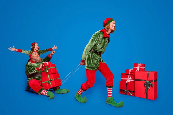 Noel Baba Işçilerinin Tam Boy Fotoğrafı Hediye Kutularıyla Kızak Kullanan — Stok fotoğraf