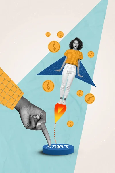 腕の指のプレス開始ボタンの垂直コラージュ画像を起動ミニブラックホワイト効果の女の子飛行ジェットパックお金コインを描く背景に隔離 — ストック写真