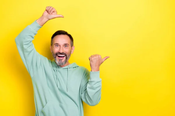 Portret Dobrego Nastroju Zadowolony Optymistyczny Miły Człowiek Ubrany Zielony Kaptur — Zdjęcie stockowe