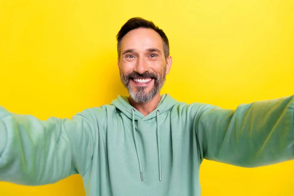 Portret Van Knappe Optimistische Tand Stralende Man Gekleed Groene Hoodie — Stockfoto