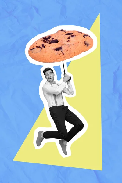 Yaratıcı Fotoğraf Kolajı Grafikleri Komik Gülümseyen Adamın Uçan Bisküvi Şemsiyesi — Stok fotoğraf