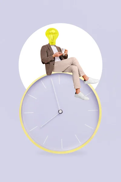 縦コラージュ画像のミニ男座って巨大時計ドリンクコーヒー電球代わりに頭隔離上の創造的な背景 — ストック写真